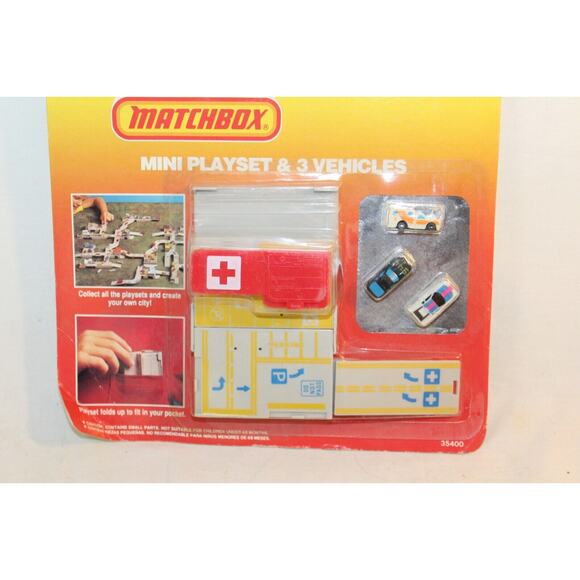 Matchbox World's Smallest Hospital Mini Car Town Playset #8 - Picture 2 of 3